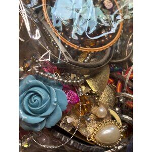 1 pound 8 oz Bulk Mixed Costume Jewelry Beads Necklaces Bracelets & Components F